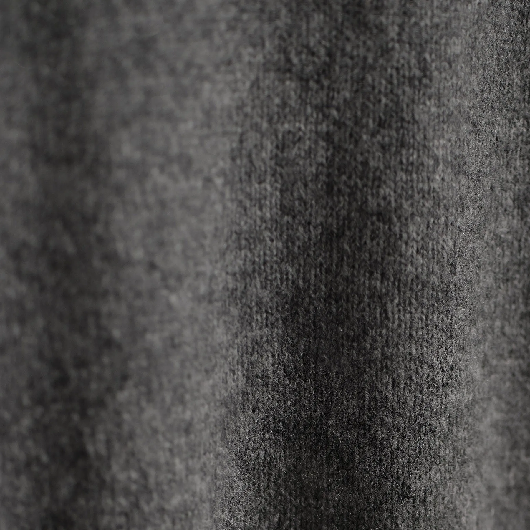 Lightweight Textured Cashmere V-Neck - Thunder