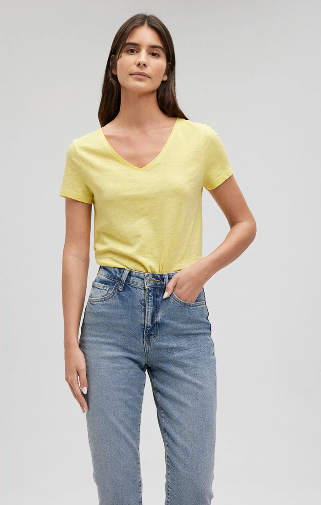 V-NECK T-SHIRT IN LEMON DROP