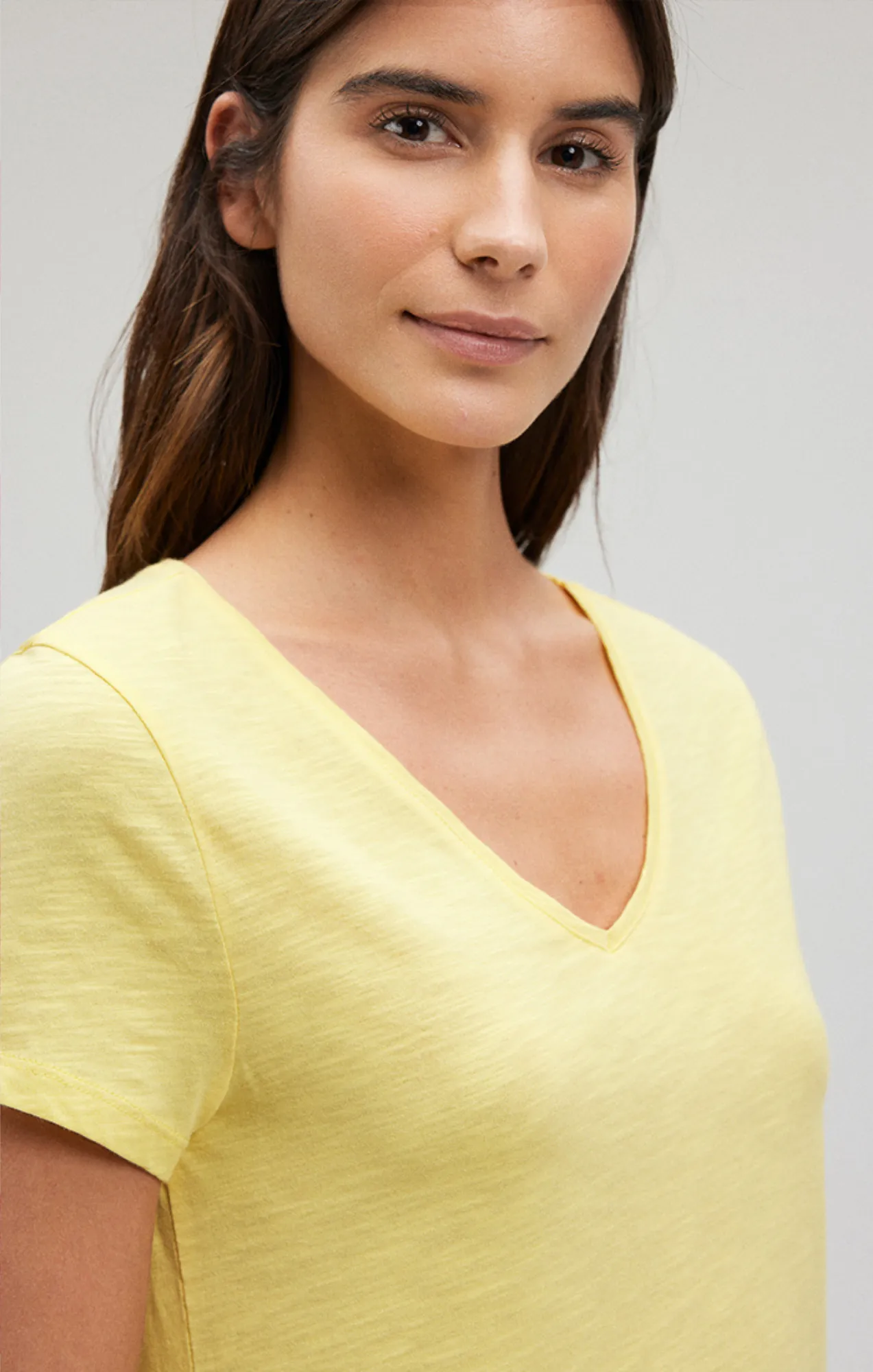 V-NECK T-SHIRT IN LEMON DROP