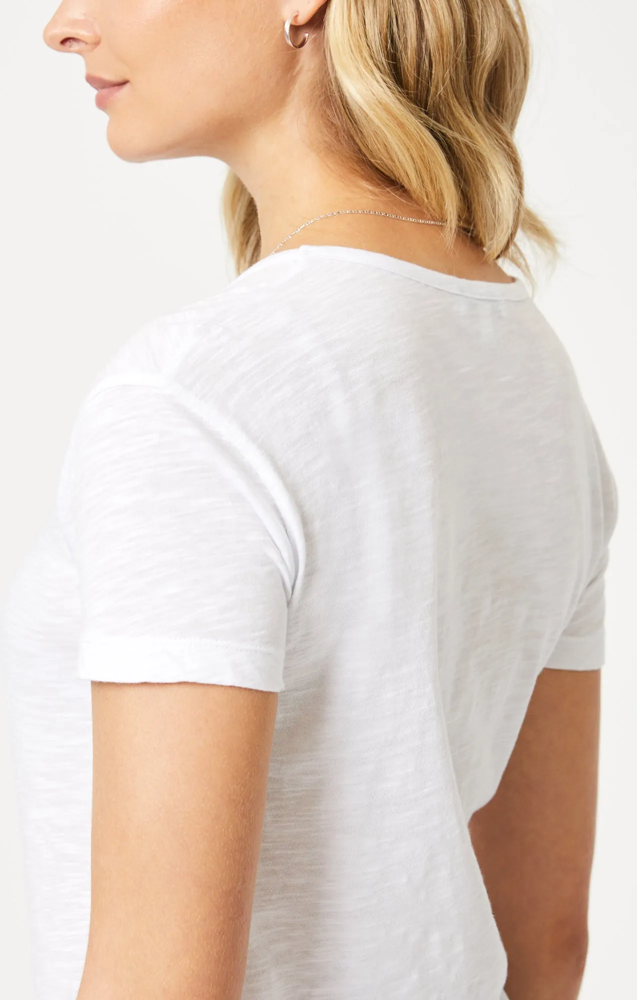 V-NECK T-SHIRT IN WHITE
