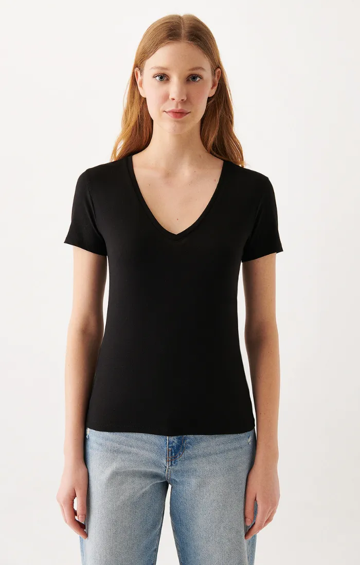 WOMEN'S BASIC SHORT SLEEVE T-SHIRT IN BLACK