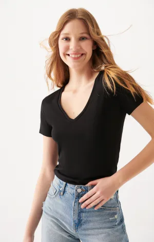 WOMEN'S BASIC SHORT SLEEVE T-SHIRT IN BLACK